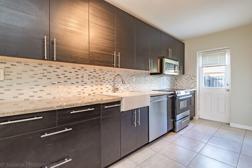 Building Photo - 101 SW 2nd Ave