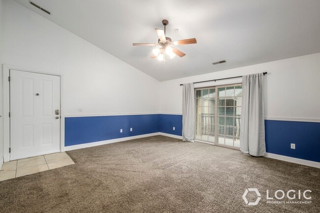 Building Photo - Stunning Top Floor Condo in Great Location!