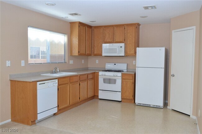 Building Photo - 520 Taunton St