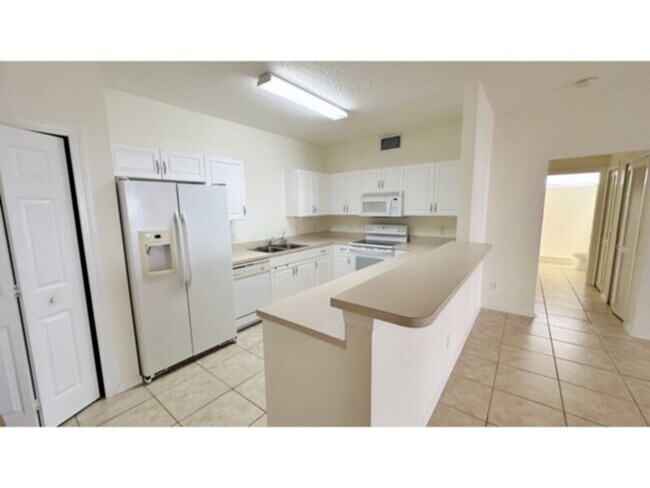 Building Photo - 2 Bedroom 2 Bath Condo! Move-In Special! Water Included!