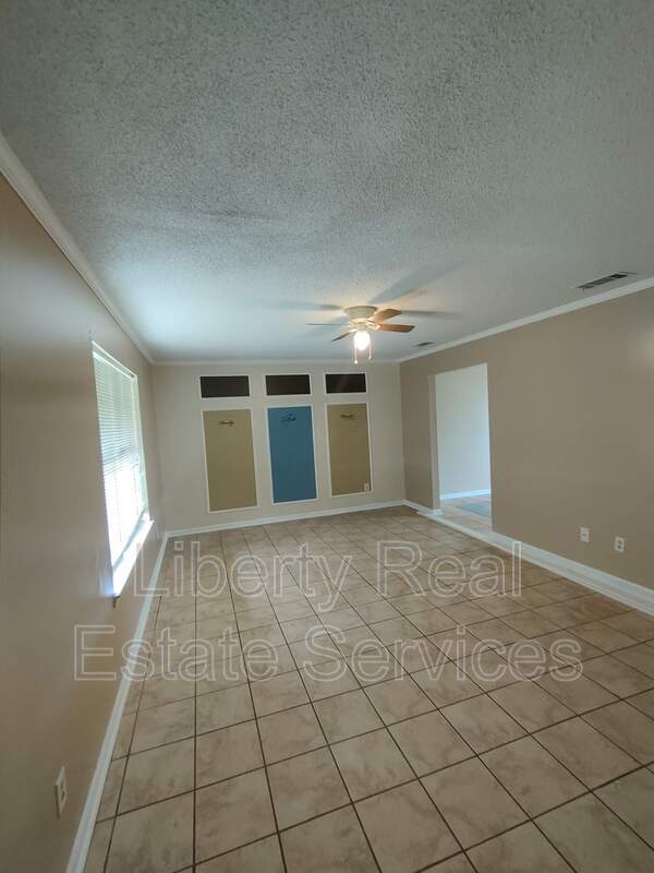 Building Photo - 709 Edgewood Ct