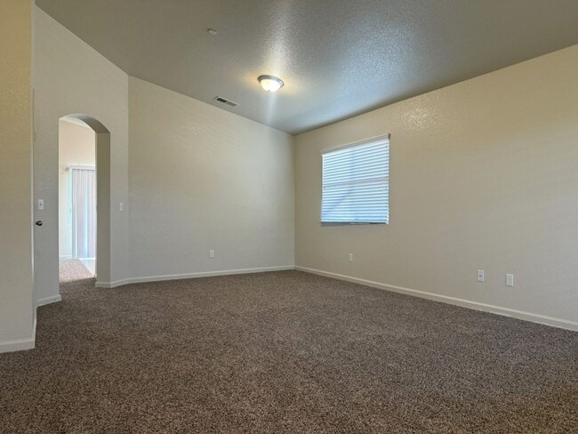 Building Photo - Don’t miss out on this 3 bedroom/2bath hom...