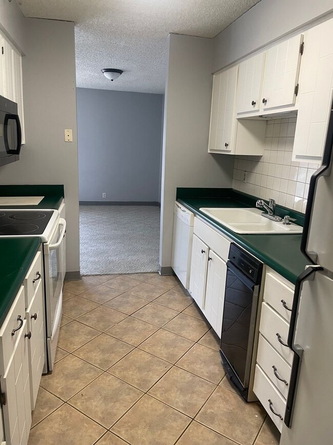 Building Photo - West Knoxville 37923 - 2 bedroom, 2 bath condo - Contact Lisa Vineyard and Shannon Russell (865) ...