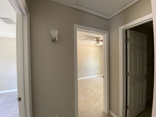 Building Photo - Desirable SE Ocala Neighborhood 3/2/2 **Won't Last**