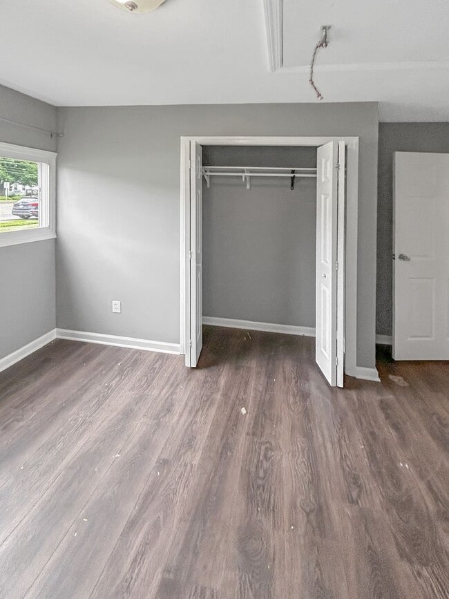 Building Photo - Welcome to this charming 2-bedroom, 1-bath...