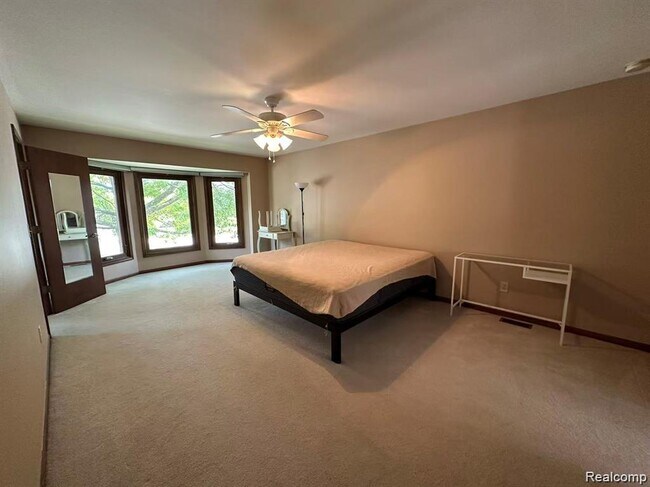 Building Photo - 24397 Venice Dr