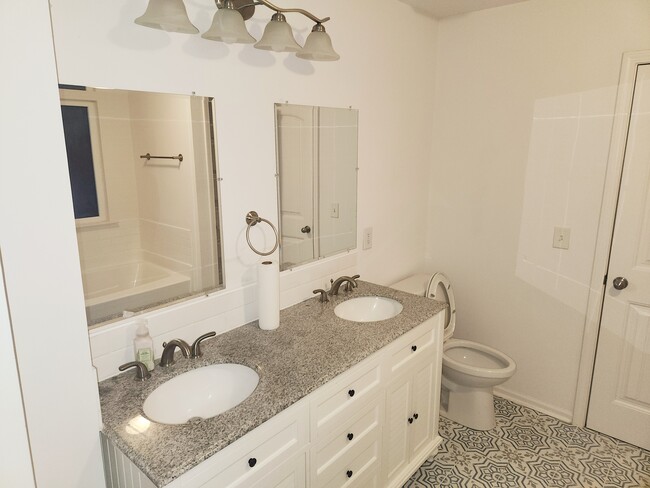 Double vanity master bathroom - 1999 Meador Ave SE