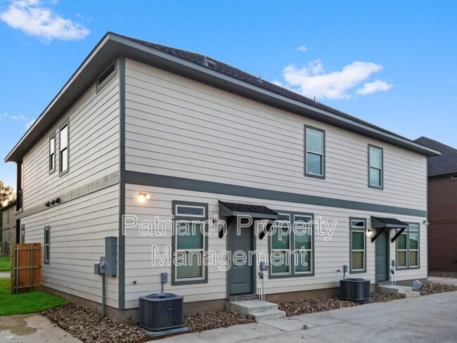 Building Photo - 902 Montclair Ave