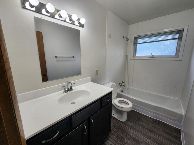 Building Photo - 1611 Crescent St