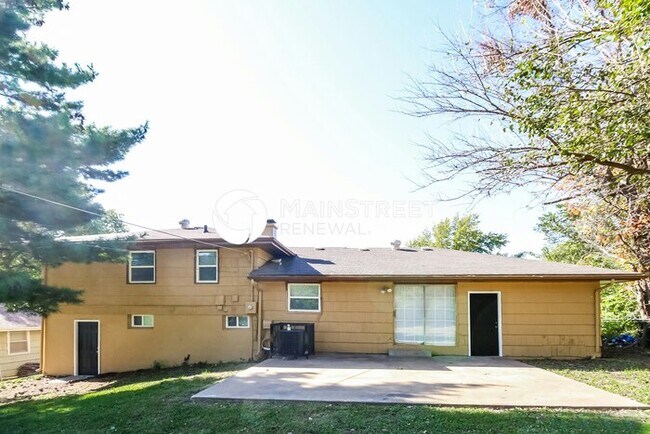 Building Photo - 3 Bedroom Pet-Friendly Home in Kansas City, MO with Main Street Renewal