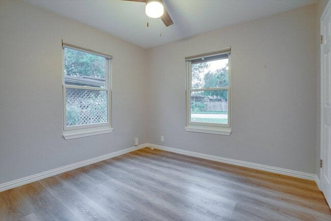 Building Photo - 600 Bramble Dr