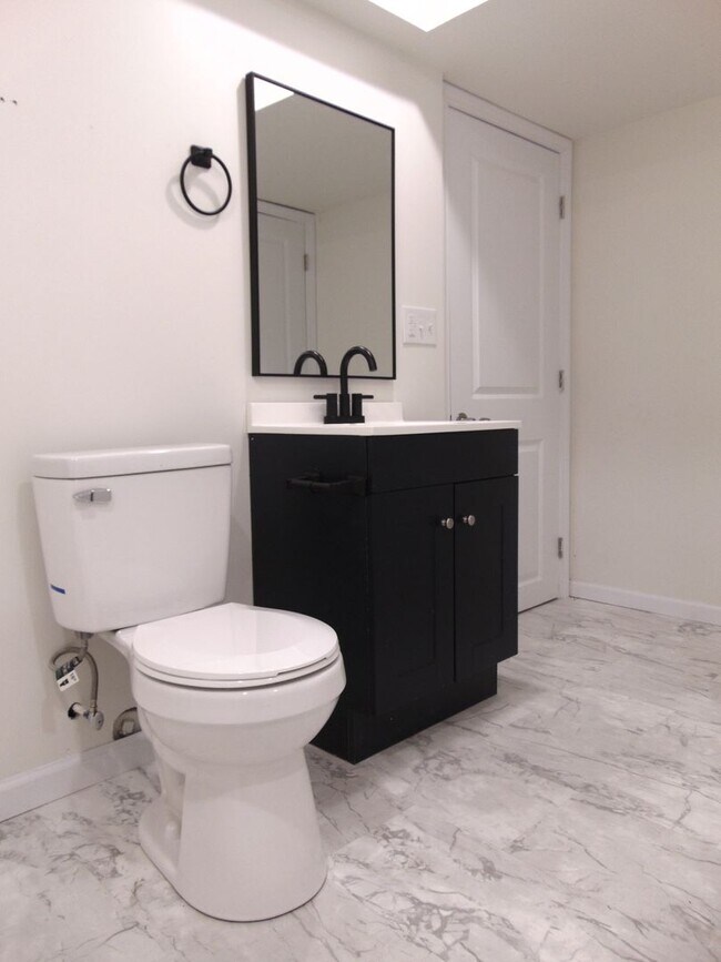 Building Photo - Newly Remodeled 4 Bed 2 Bath Duplex!
