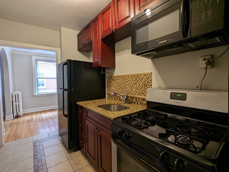 Building Photo - 542 W Surf St