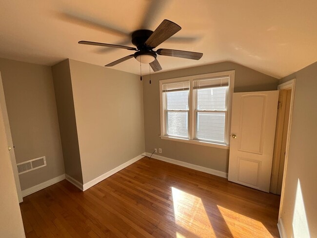 Building Photo - Charming 3-Bedroom Home in Whitefish Bay -...