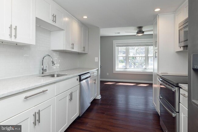 Building Photo - 3206 Emerald Pl