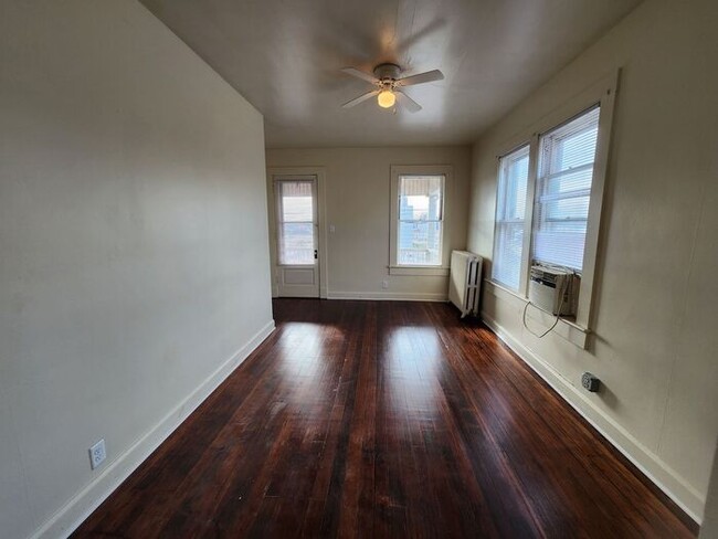 Building Photo - 1 Bedroom Close to ISU - All Utilities Inc...