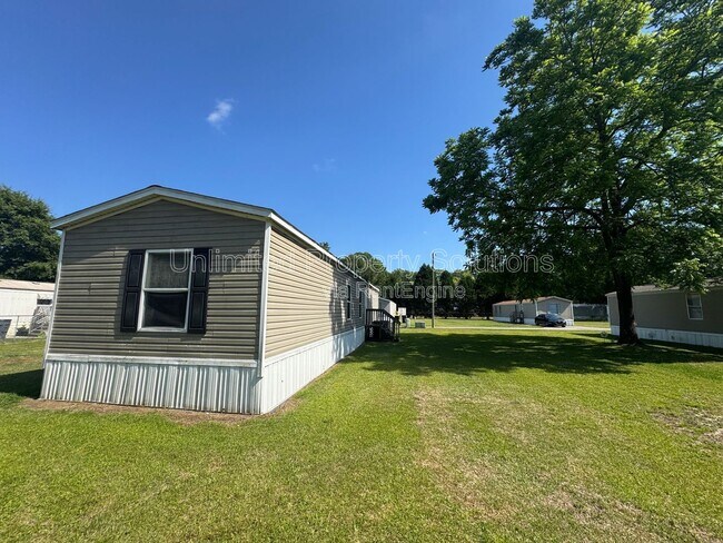 Building Photo - 9499 Wendi Dr NE