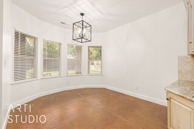 Building Photo - 4 Bedroom. 2/5 Bathroom Home in Meadow Val...