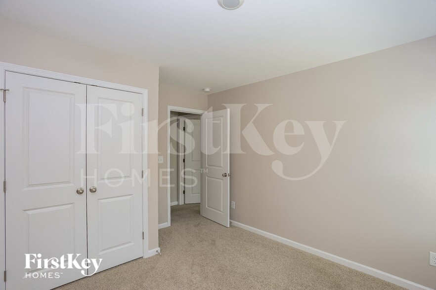 Building Photo - 413 Bennington Dr