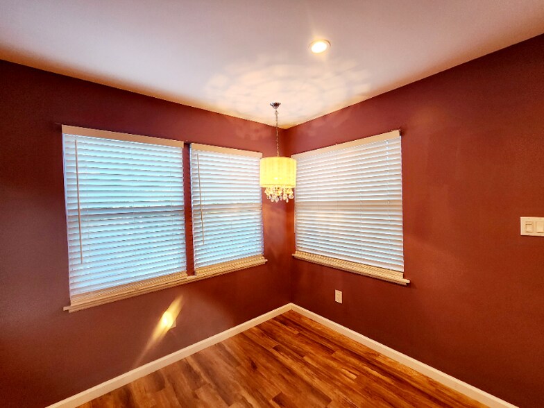 Building Photo - 539 82nd Ave N