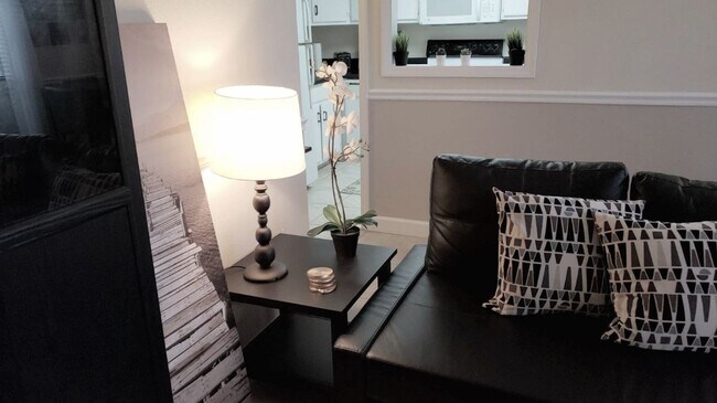 Building Photo - Beautiful  Furnished 1/1 condo x Rent  in Winter Park Next to Full Sail University !