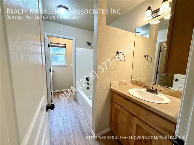 Building Photo - 2621 N Larchmont Ave