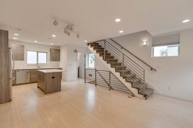 Building Photo - Modern Ballard 3 bedroom townhome for rent!