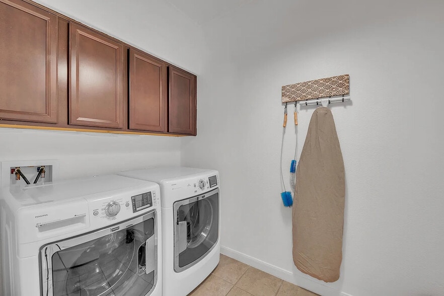 Building Photo - Room in Duplex on S Meadowlark St
