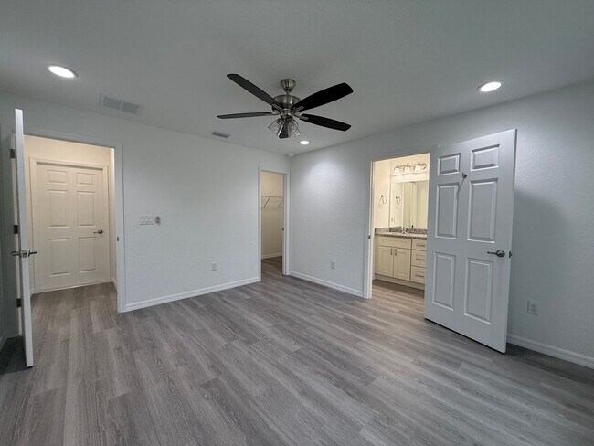 Building Photo - Great Price, Won't Last!!
