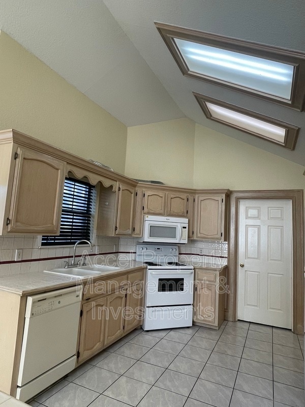 Building Photo - 512 Xanthisma Ave