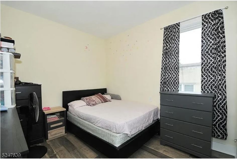 Building Photo - 215 W Saint Georges Ave