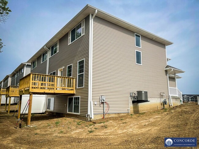 Building Photo - Luxurious Townhome with Stunning Design, E...