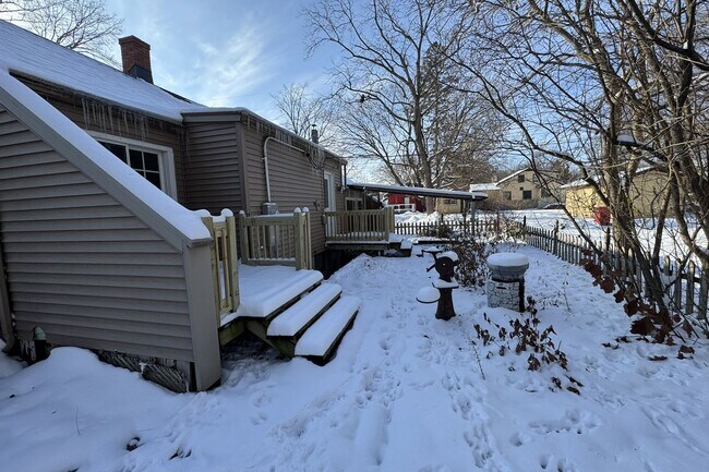 Building Photo - Central Ames Home Available Now