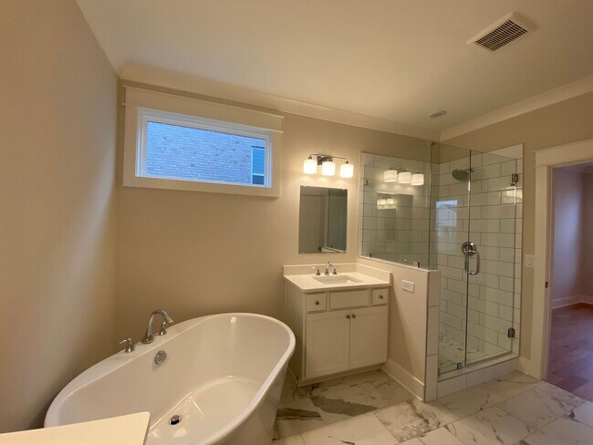 Building Photo - Amazing 4 Bedroom Home in Lebanon / 3.5 Bathrooms / 3 Car Garage /  Fenced in Backyard with Deck /