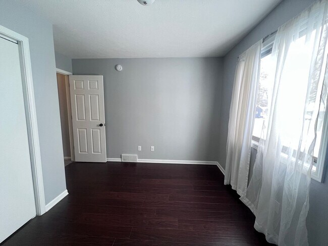 Building Photo - Single Family Home - Three Bedroom Tri-level!