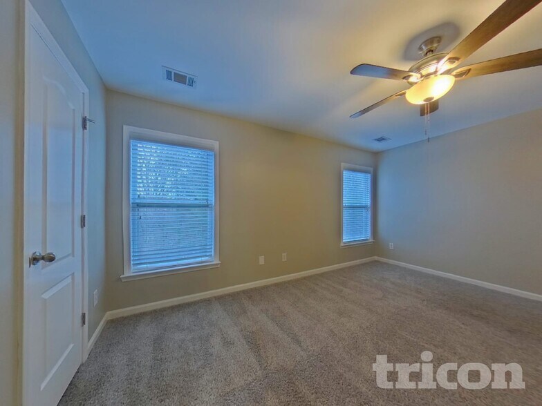 Building Photo - 3605 Long Lake Dr