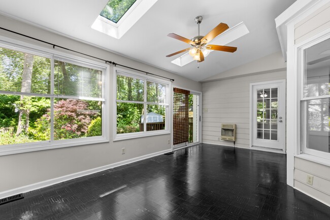 Building Photo - 4505 Aviemore Crescent