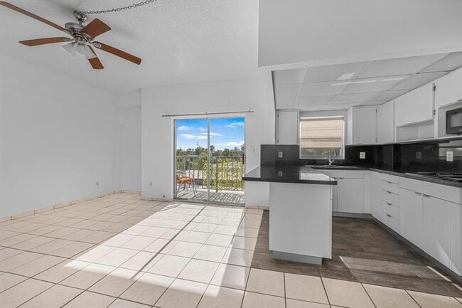 Building Photo - 1960 Marseille Dr