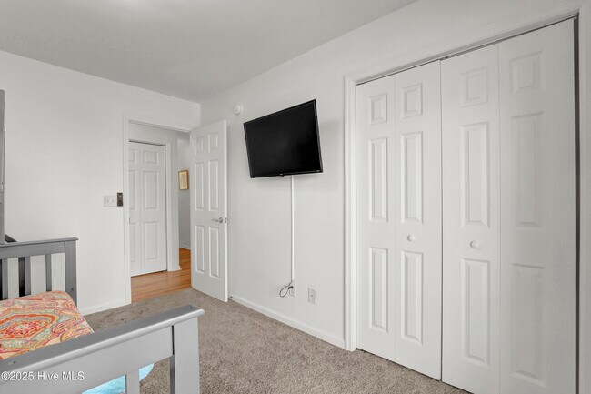 Building Photo - 1401 S Shore Dr