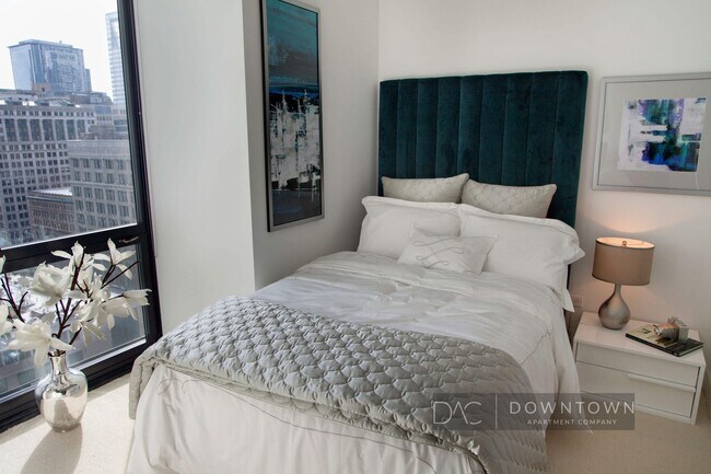 Building Photo - 75 E Lake St