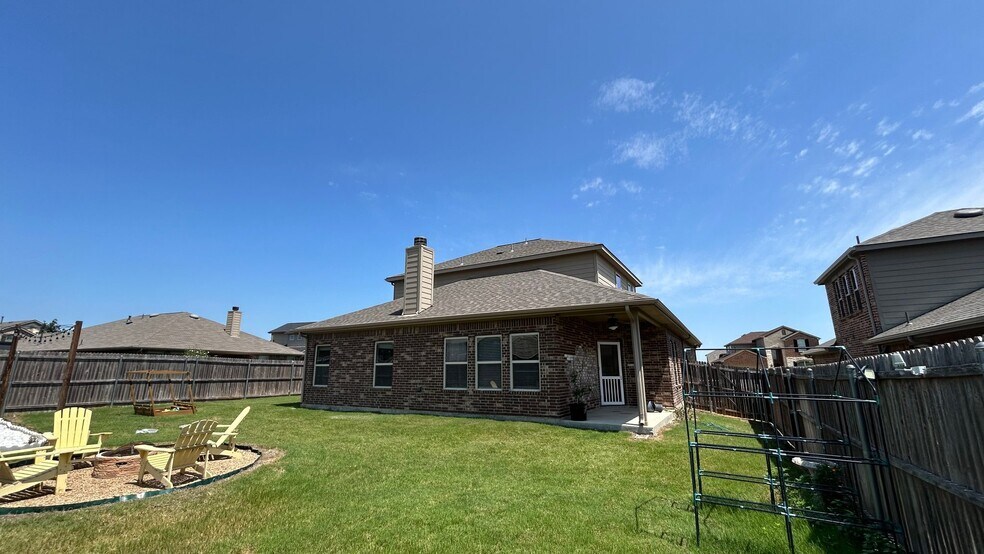 Building Photo - 400 Plum Ct