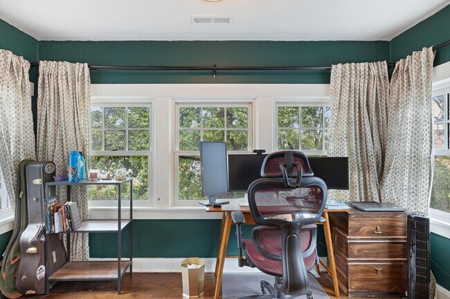 Building Photo - 2 Bed 1.5 Bath Home in the Heart of KCMO and Plaza Area