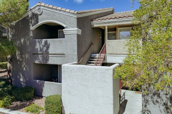 Primary Photo - Beautifully maintained 1-story condo in Re...