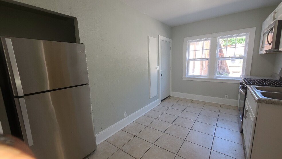 Kitchen - 910 4th Ave