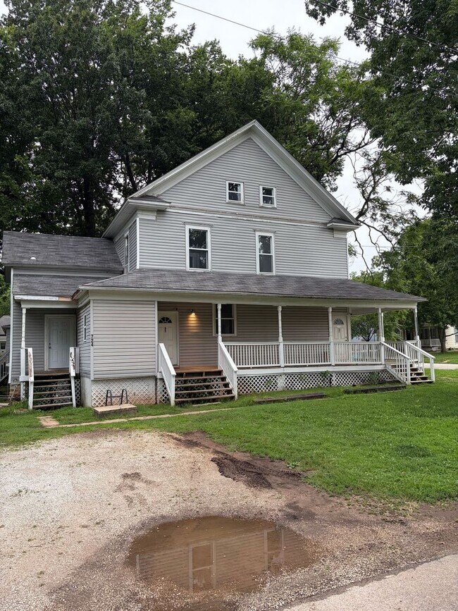 Building Photo - 724 W Elm St