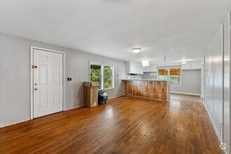 Building Photo - 606 N Pine Hill St