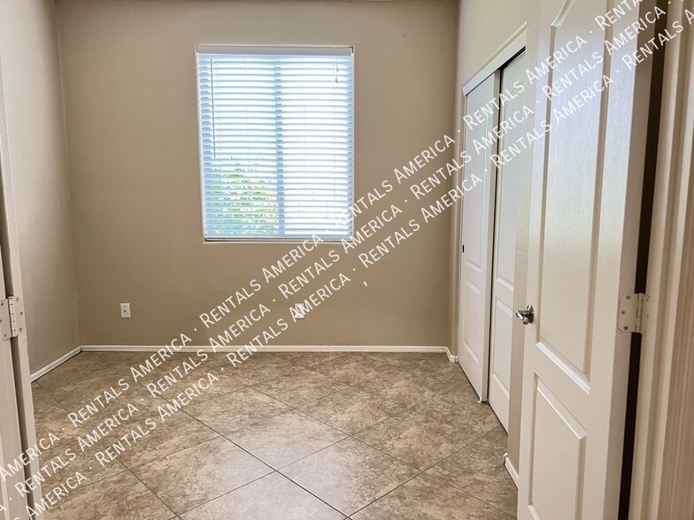 Building Photo - 1536 E Fontana Dr