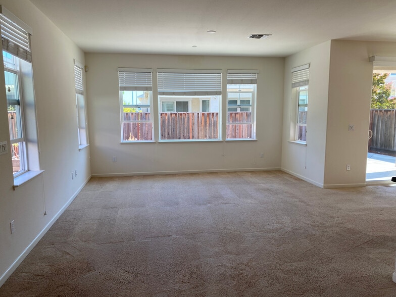 Building Photo - 830 San Bernardo Ln