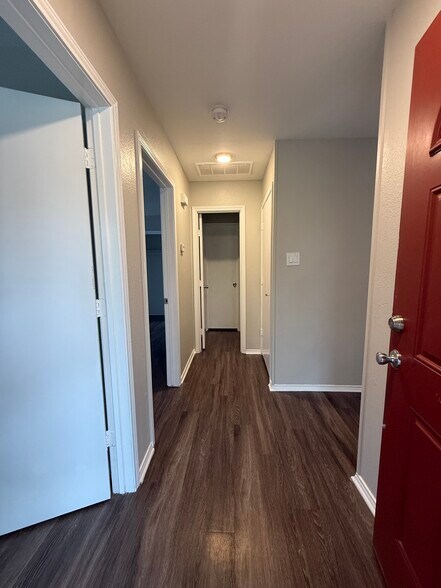 Building Photo - 210 Shrum Ct