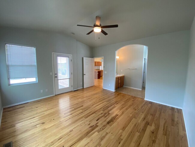 Building Photo - 5 Bedroom/ 3 Bath Home